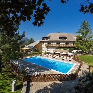 https://les-bartavelles-hotel-restaurant.fr-provencehotel.com
